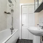 Spacious 4br Near Etihad - Free Parking - 5 Min Train Station * Manchester