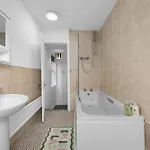 Luxury 5 Bed 10 Min To Airport Sleeps 14 Semesterbostad *