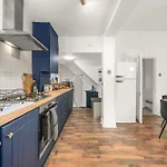 Semesterbostad Luxury 5 Bed 10 Min To Airport Sleeps 14 *