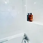 Stylish 4 Bedrome House - Free Parking