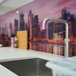 Stylish With Free Parking And Easy Access 맨체스터