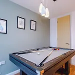 Дом отдыха Group Stay, Sleeps 12, 3 Bathroom Манчестер