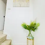 Stylish 4 Bedrome House - Free Parking *