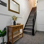 Ferienhaus Spacious 4br Near Etihad - Free Parking - 5 Min Train Station Manchester