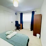 Stylish 4 Bedrome House - Free Parking Манчестер