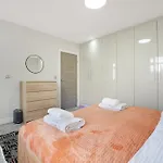 Stylish With Free Parking And Easy Access 맨체스터