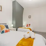 Spacious 4br Near Etihad - Free Parking - 5 Min Train Station