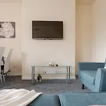 Ferienhaus Spacious 4br Near Etihad - Free Parking - 5 Min Train Station *