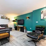 Stunning Family With Hot Tub In Worsley *