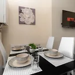 Ferienhaus Spacious 4br Near Etihad - Free Parking - 5 Min Train Station *