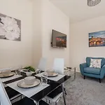 Spacious 4br Near Etihad - Free Parking - 5 Min Train Station Ferienhaus Manchester