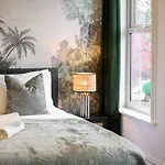 Luxury 5 Bed 10 Min To Airport Sleeps 14 Manchester