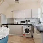 Spacious 4br Near Etihad - Free Parking - 5 Min Train Station Ferienhaus