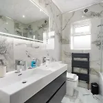 Stylish With Free Parking And Easy Access 펜션