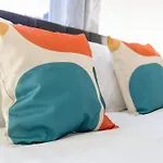 Ferienhaus Spacious 4br Near Etihad - Free Parking - 5 Min Train Station