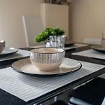 Ferienhaus Spacious 4br Near Etihad - Free Parking - 5 Min Train Station *