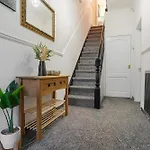 Spacious 4br Near Etihad - Free Parking - 5 Min Train Station Ferienhaus *