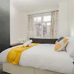 Ferienhaus Spacious 4br Near Etihad - Free Parking - 5 Min Train Station