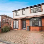 Stylish With Free Parking And Easy Access 맨체스터