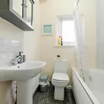 Ferienhaus Spacious 4br Near Etihad - Free Parking - 5 Min Train Station *