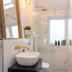 Stunning Family With Hot Tub In Worsley 度假居 *