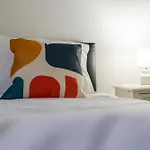 Ferienhaus Spacious 4br Near Etihad - Free Parking - 5 Min Train Station *