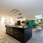 Stunning Family With Hot Tub In Worsley Ferienhaus
