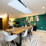 Stunning Family With Hot Tub In Worsley 度假居 *