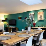 Stunning Family With Hot Tub In Worsley *