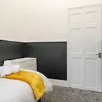 Ferienhaus Spacious 4br Near Etihad - Free Parking - 5 Min Train Station