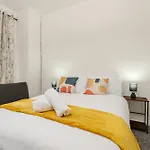 Ferienhaus Spacious 4br Near Etihad - Free Parking - 5 Min Train Station *