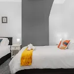 Ferienhaus Spacious 4br Near Etihad - Free Parking - 5 Min Train Station