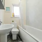 Spacious 4br Near Etihad - Free Parking - 5 Min Train Station Ferienhaus *