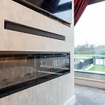 Stunning Family With Hot Tub In Worsley Ferienhaus