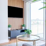 Luxury Waterfront 2br - Free Gym Access & Parking مانشستر