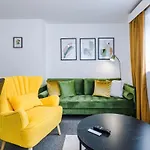 Stylish 2 Bedroom, 2 Bathroom With Free Parking