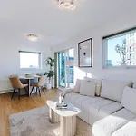 Stylish Mcr 1br Etihad Coop Live Parking