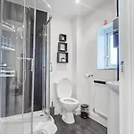 Deluxe 4-bed Near Etihad Stadium & C0-0p Arena, Sleeps 9 *