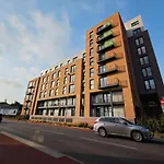 Modern 1-bed Centre Flat - Balcony & Parking *