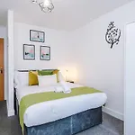 Stylish 2 Bedroom, 2 Bathroom With Free Parking Apartmán
