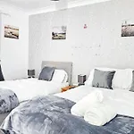 Apartmán Deluxe 4-bed Near Etihad Stadium & C0-0p Arena, Sleeps 9 *