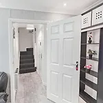 Deluxe 4-bed Near Etihad Stadium & C0-0p Arena, Sleeps 9 Apartmán