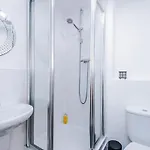 Stylish 2 Bedroom, 2 Bathroom With Free Parking Apartmán *