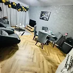 Apartmán Luxury 2-bed Apartment,office With Built-in Tv King Bed, Private Entrance And Free Parking