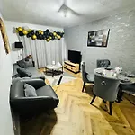 Air Conditioned Luxury 2-bed Apartment,office With Built-in Tv King Bed, Private Entrance And Free Parking * Manchester