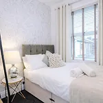 Beautiful 4bd Home, Sleeps 8, Parking, Manchester, Perfect For Groups