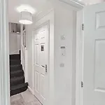 Deluxe 4-bed Near Etihad Stadium & C0-0p Arena, Sleeps 9 *