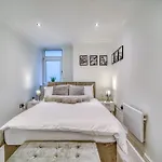 Charming Away From With Free Parking Апартаменты *