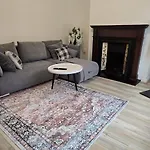 Machester Oldham Accomodation-sleeps 6 -2br * Manchester
