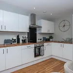 Luxury Waterfront 2br - Free Gym Access & Parking مانشستر